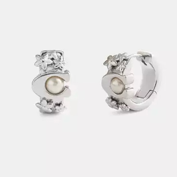 -RESERVED-
COACH BUNDLE
Signature Pearl Huggie Earrings & Pearl Pendant Necklace - Picture 3 of 5